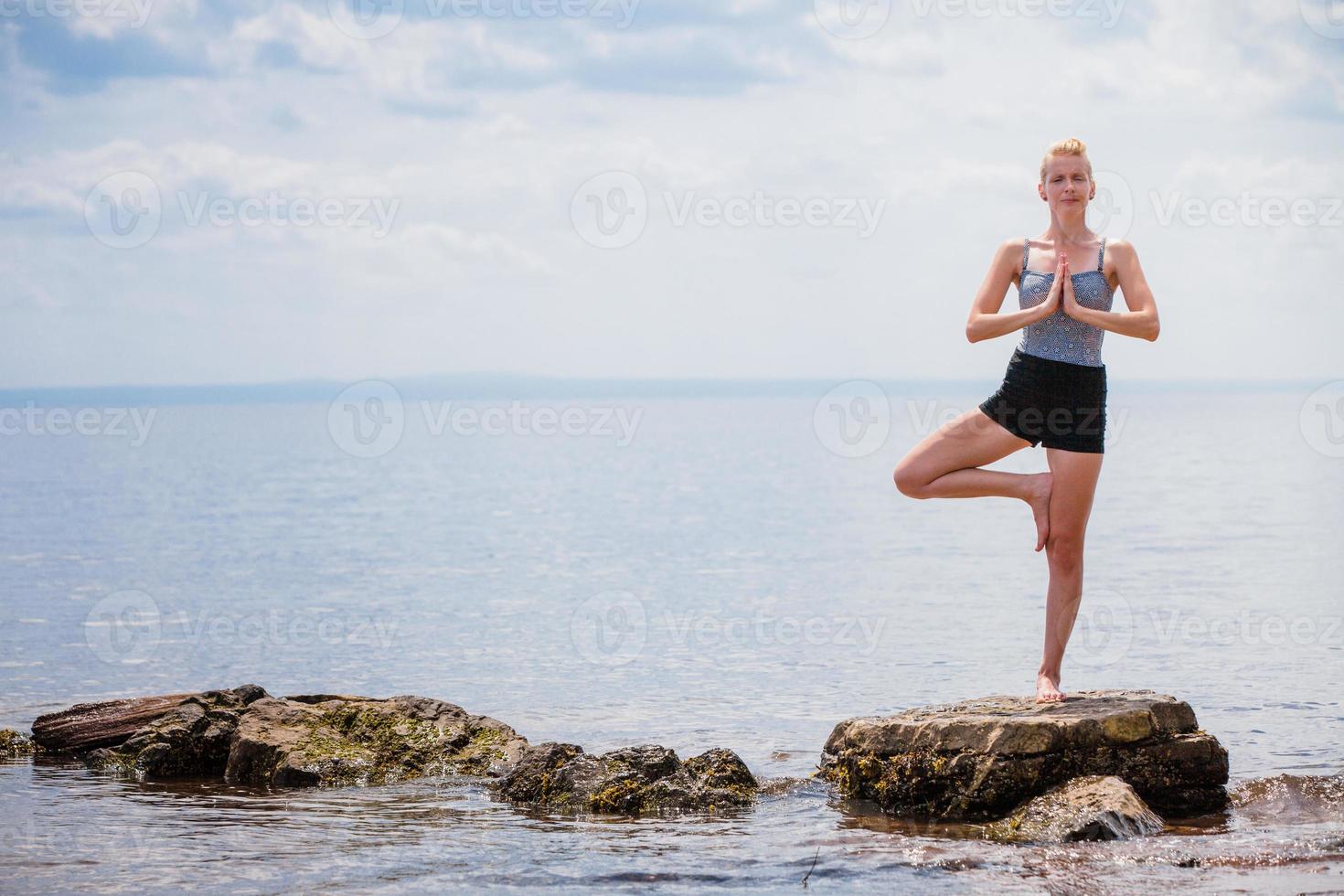 mujer joven, hacer, yoga, posición del árbol foto
