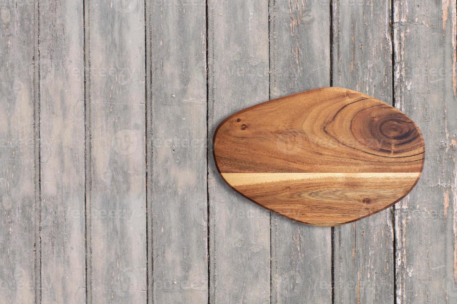 Vista superior del tablero de corte en la mesa vintage de madera oscura. Se agregó espacio de copia para el texto, adecuado para el fondo del concepto de comida o bebida. foto