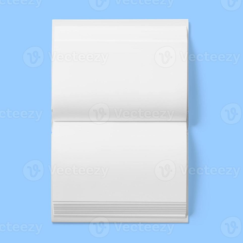 concepto de regreso a la escuela, tapa dura libro blanco en blanco medio abierto aislado en azul. foto