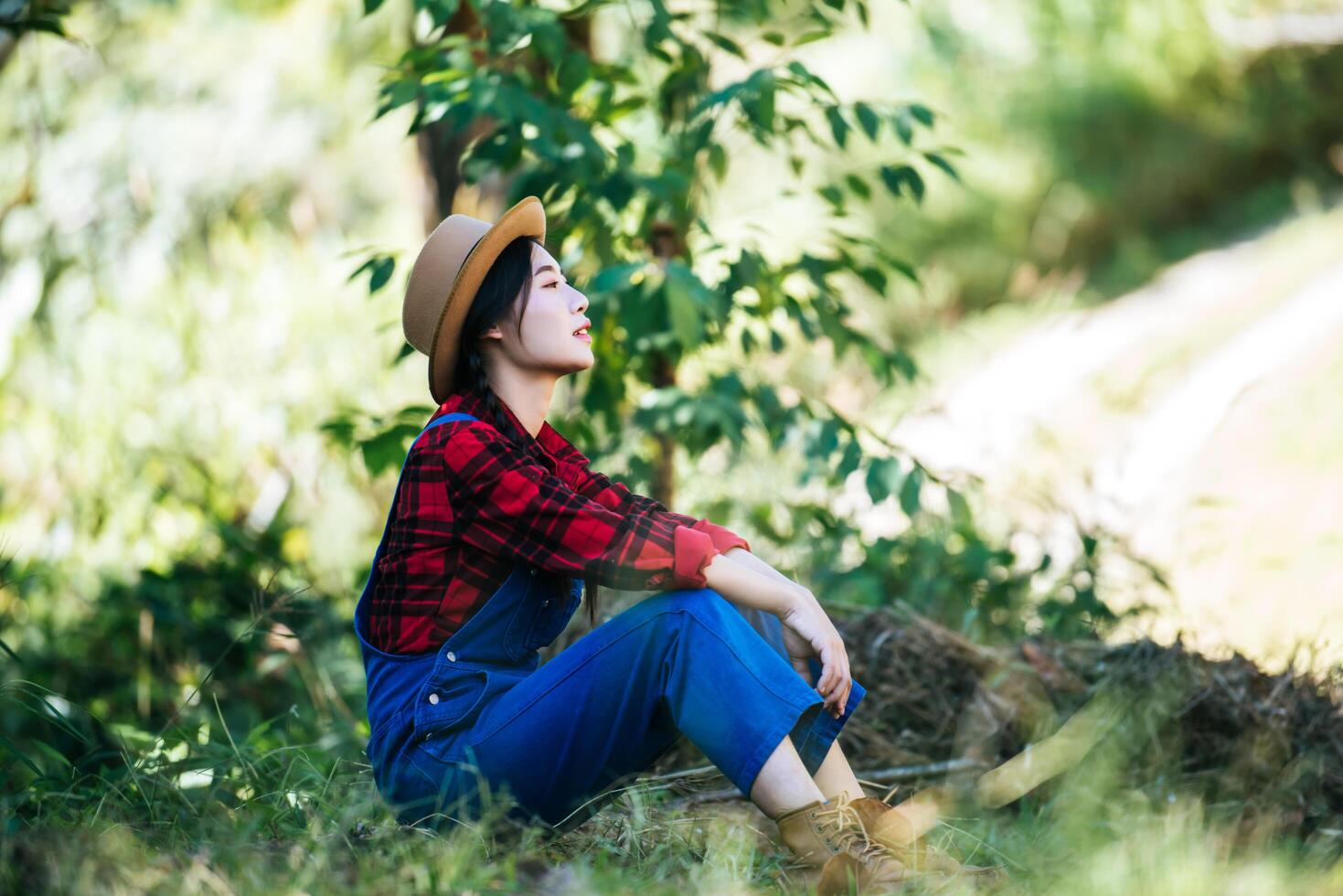 agricultora sentada y cansada después de la cosecha foto