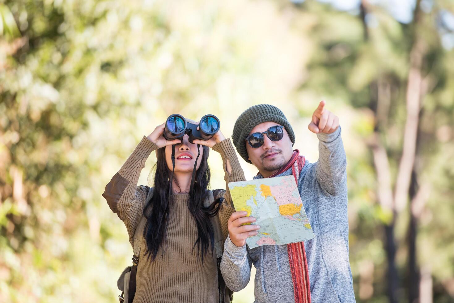 pareja joven, viaje turístico, en, bosque de montaña foto