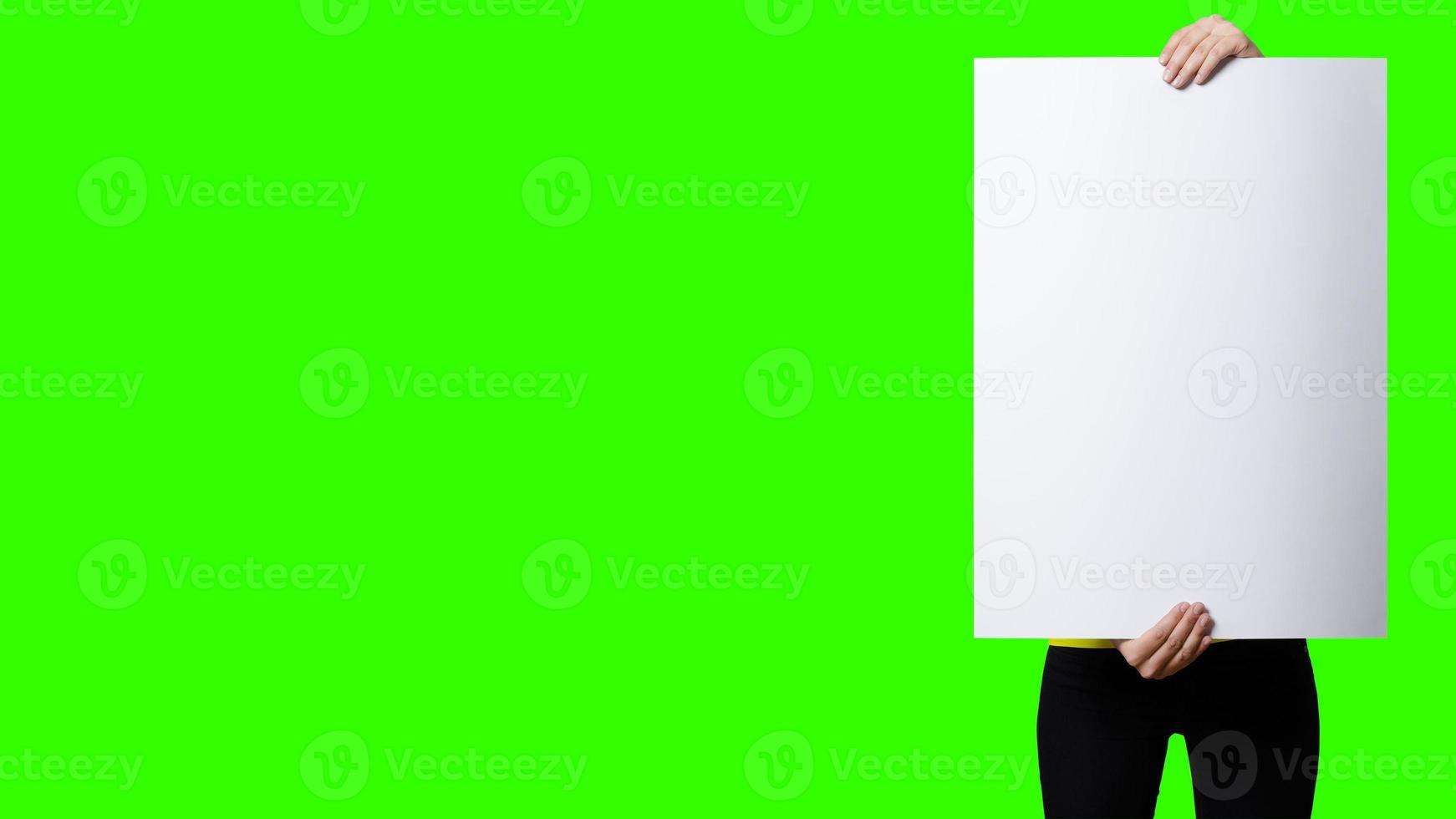 hermosa mujer sosteniendo letrero en blanco sobre fondo de pantalla verde. adecuado a su proyecto de elemento. espacio de copia agregado para texto. foto