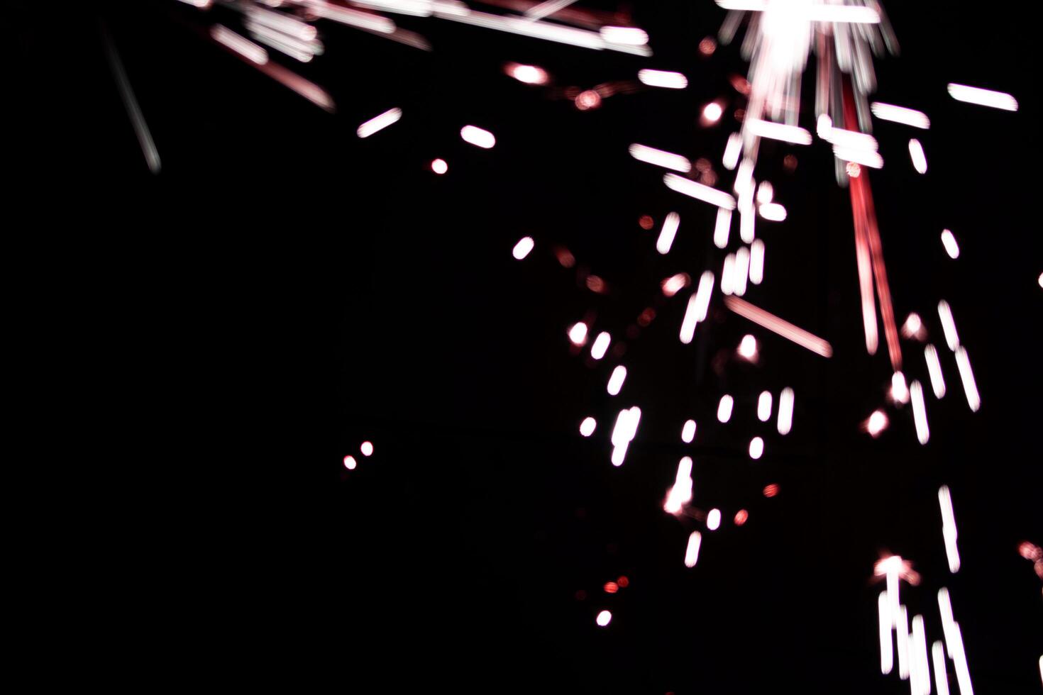 La bengala roja abstracta lite superpone la textura elegante borrosa que brilla en negro. foto