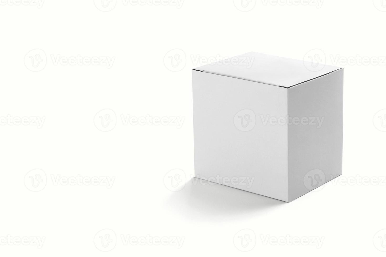 Maqueta de caja de paquete de cartón cuadrado plano fotorrealista sobre fondo gris claro. Representación 3D. plantilla de maqueta lista para su diseño. foto