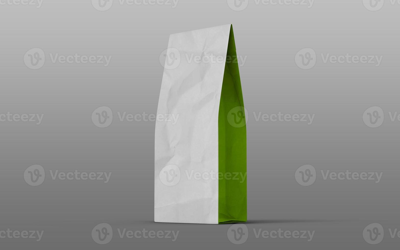 Bolsa de embalaje de papel de té o café con verde en el lado aislado sobre fondo blanco. Representación 3D. foto