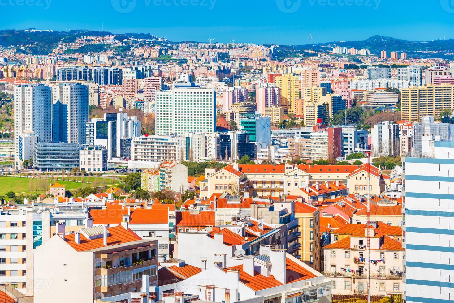 Vista panorámica de una ciudad moderna con edificios comerciales y residenciales, Lisboa, Portugal foto