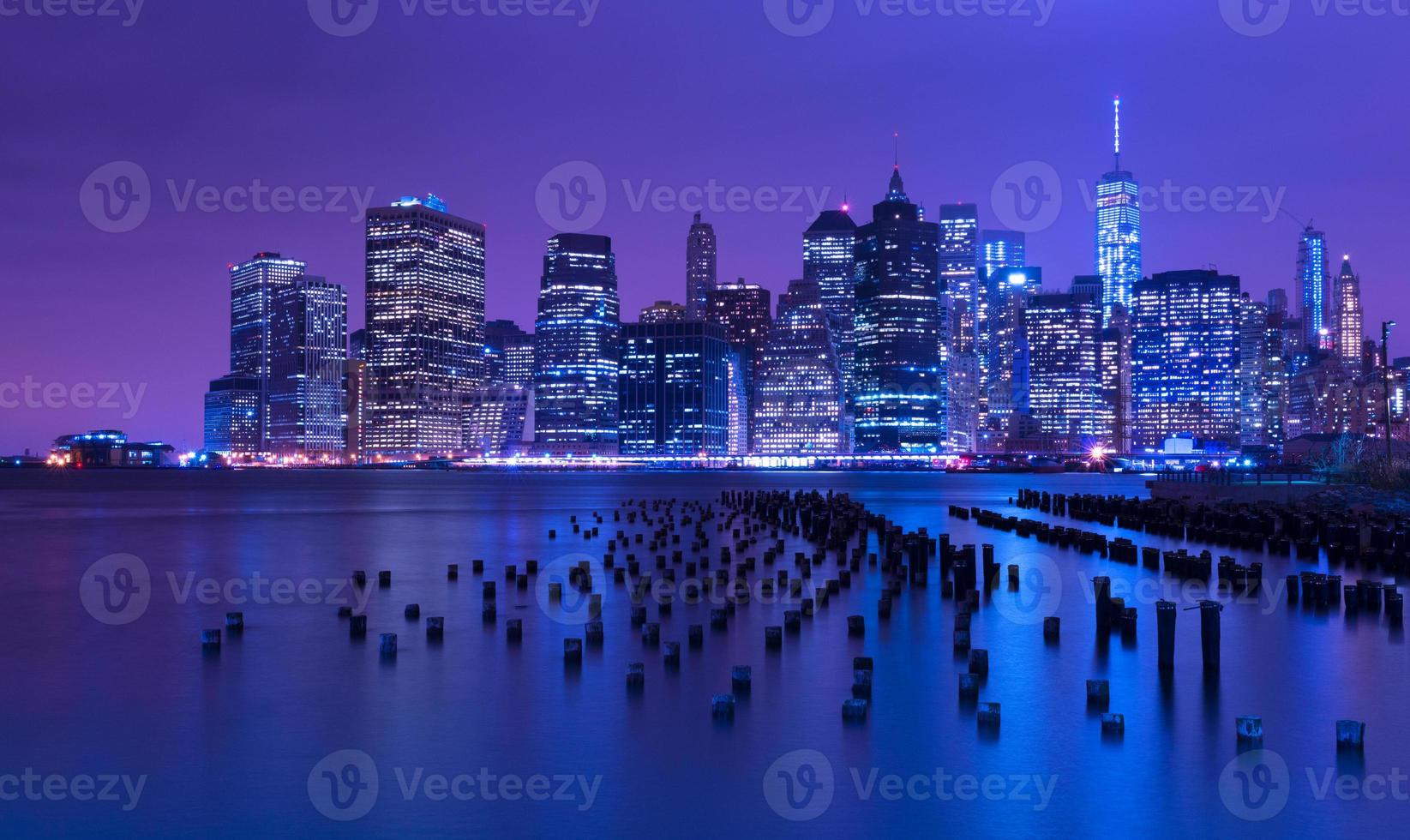horizonte de la ciudad de nueva york por la noche, manhattan, estados unidos foto