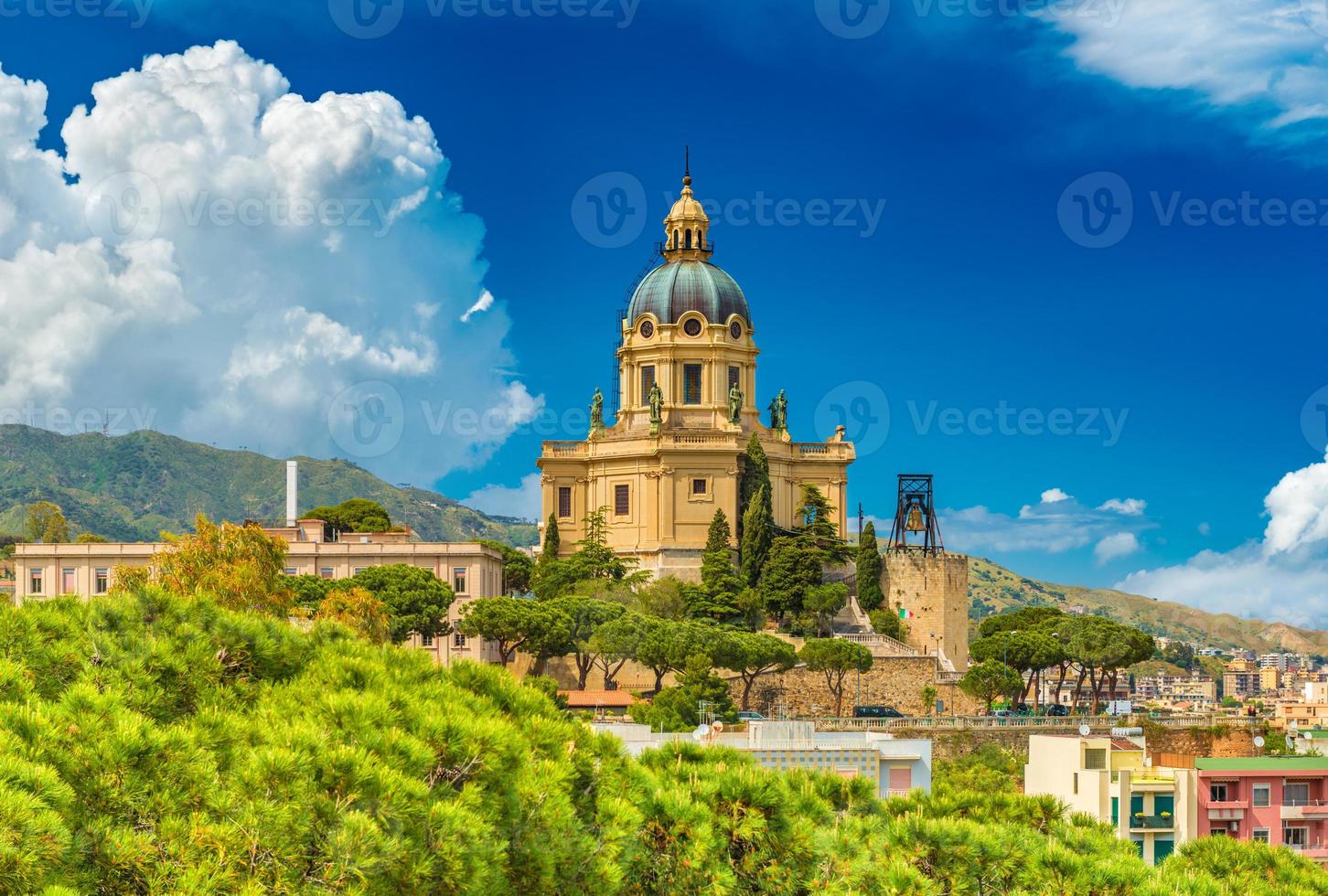 paisaje urbano de Messina en un día soleado de verano con hermosas nubes cúmulos. vista de una iglesia amarilla en estilo arquitectónico barroco. sicilia, italia foto