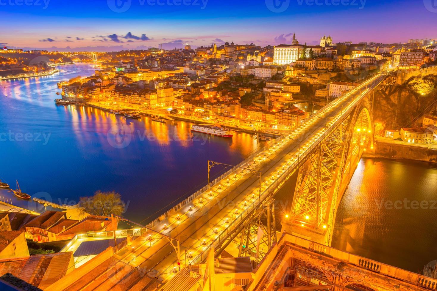 hermosa puesta de sol en porto - oporto, portugal. vista nocturna de la famosa ciudad portuguesa foto