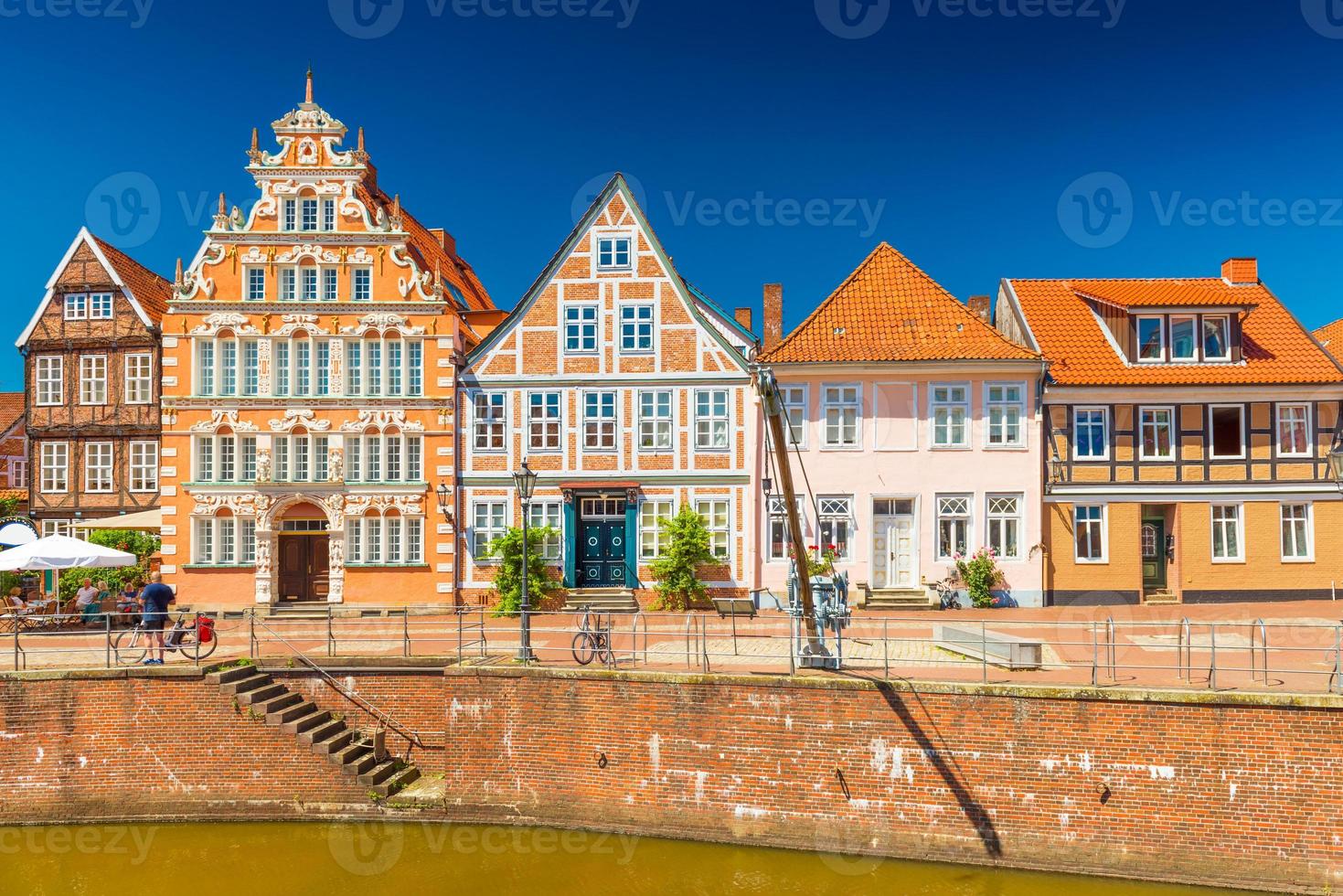 vista de hermosas casas en el estilo arquitectónico tradicional alemán. Stade, Alemania foto