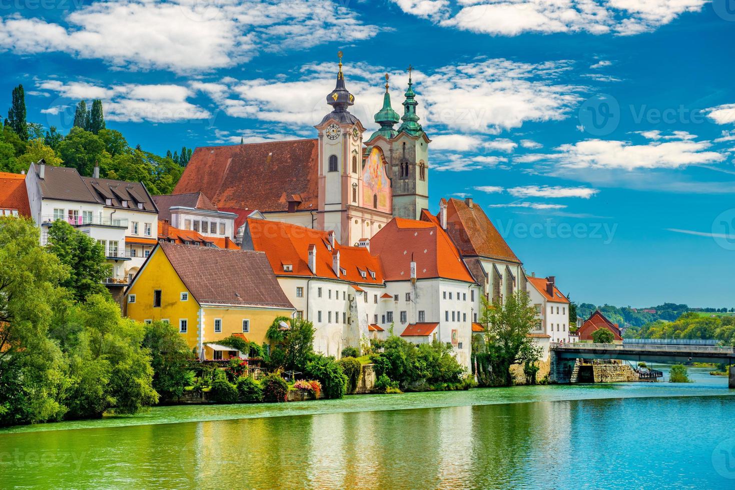 Vista de la iglesia de San Miguel en Steyr, Alta Austria foto