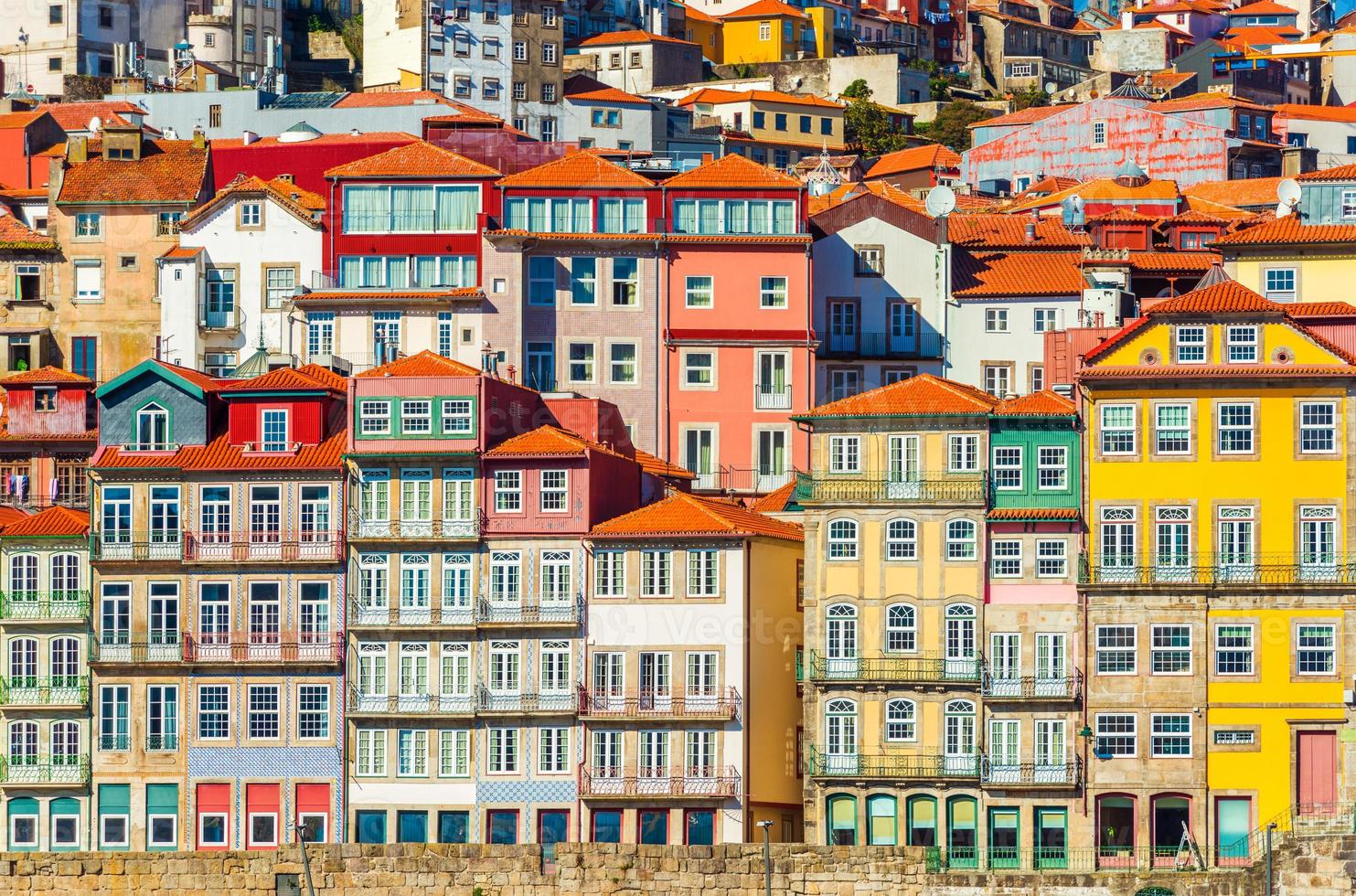 antiguas casas históricas de porto. Hileras de coloridos edificios en el estilo arquitectónico tradicional, Portugal foto