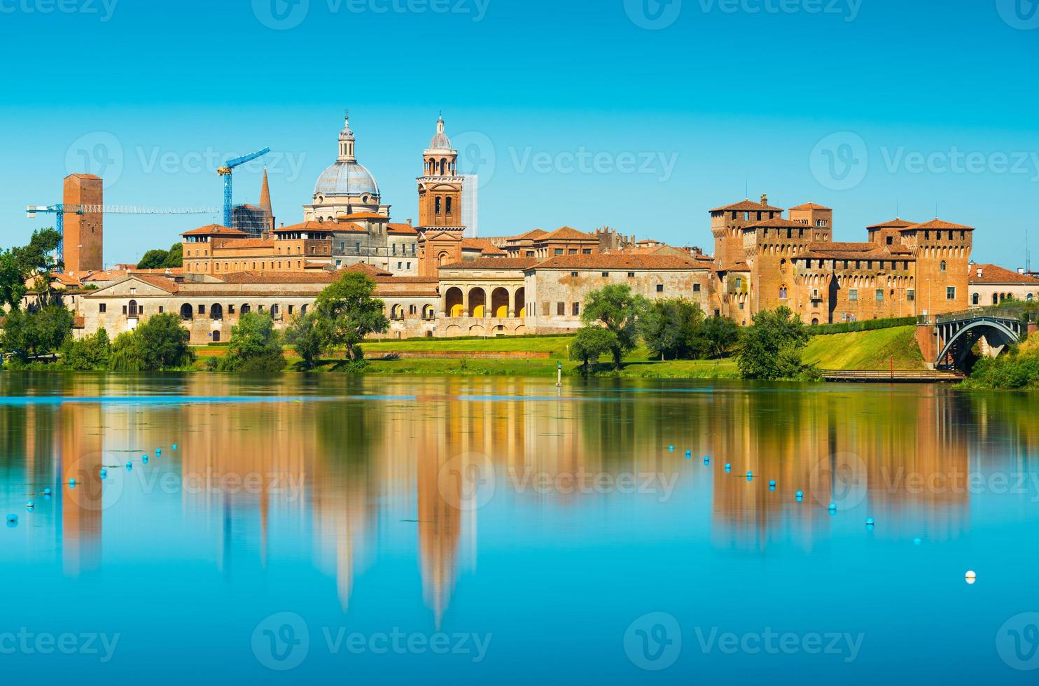 paisaje urbano reflejado en el agua. Mantua, Lombardía, Italia foto