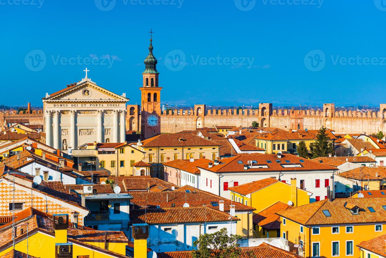 horizonte de la ciudad italiana. ciudad amurallada de cittadella. paisaje urbano de la ciudad fortaleza medieval. texto en latín - el templo del cielo y la puerta foto