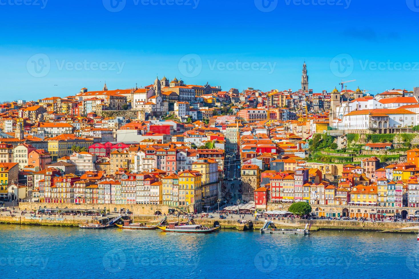 vista del centro de porto oporto, portugal. paisaje urbano de la segunda ciudad portuguesa más grande. foto