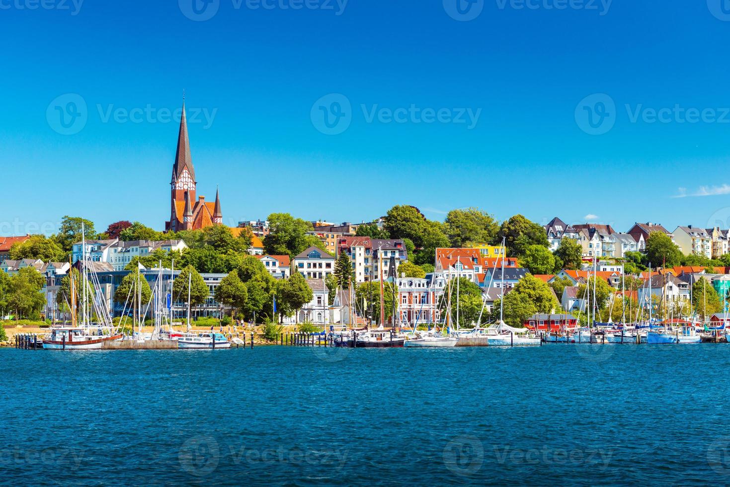Paisaje urbano de Flensburg en el día de verano. horizonte de la vieja ciudad europea. vista panorámica de la pequeña ciudad alemana foto
