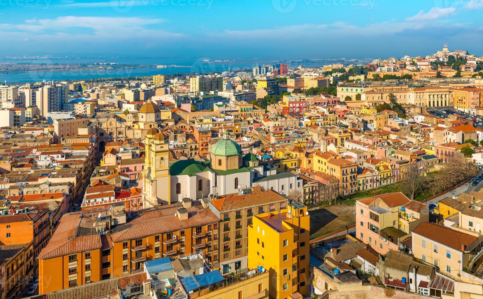 Paisaje urbano del centro histórico de Cagliari, la ciudad más grande de la isla de Cerdeña, vista aérea, panorama de gran angular foto