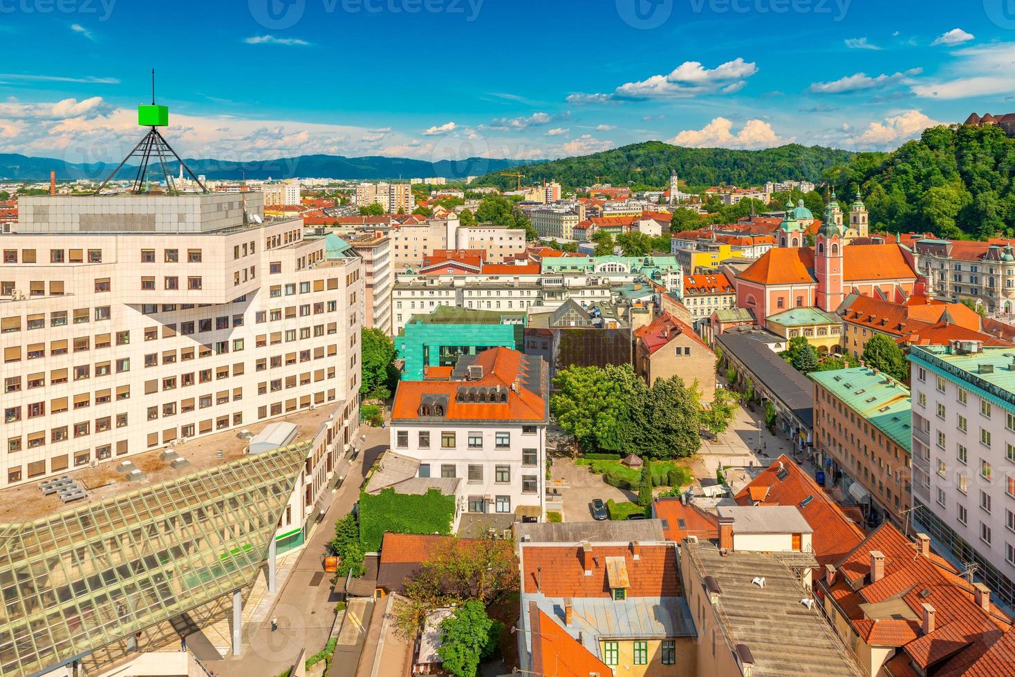 Panorama aéreo del centro de Ljubljana en una tarde de verano, Eslovenia foto
