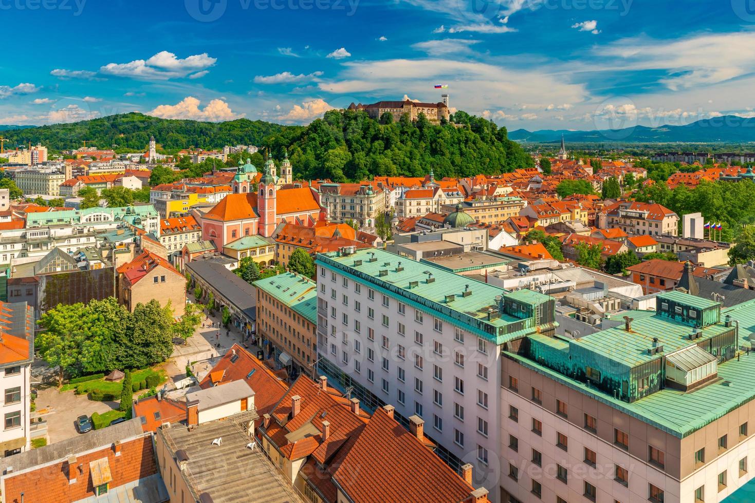 Hermoso panorama de la ciudad de Ljubljana en una tarde de verano, Eslovenia foto