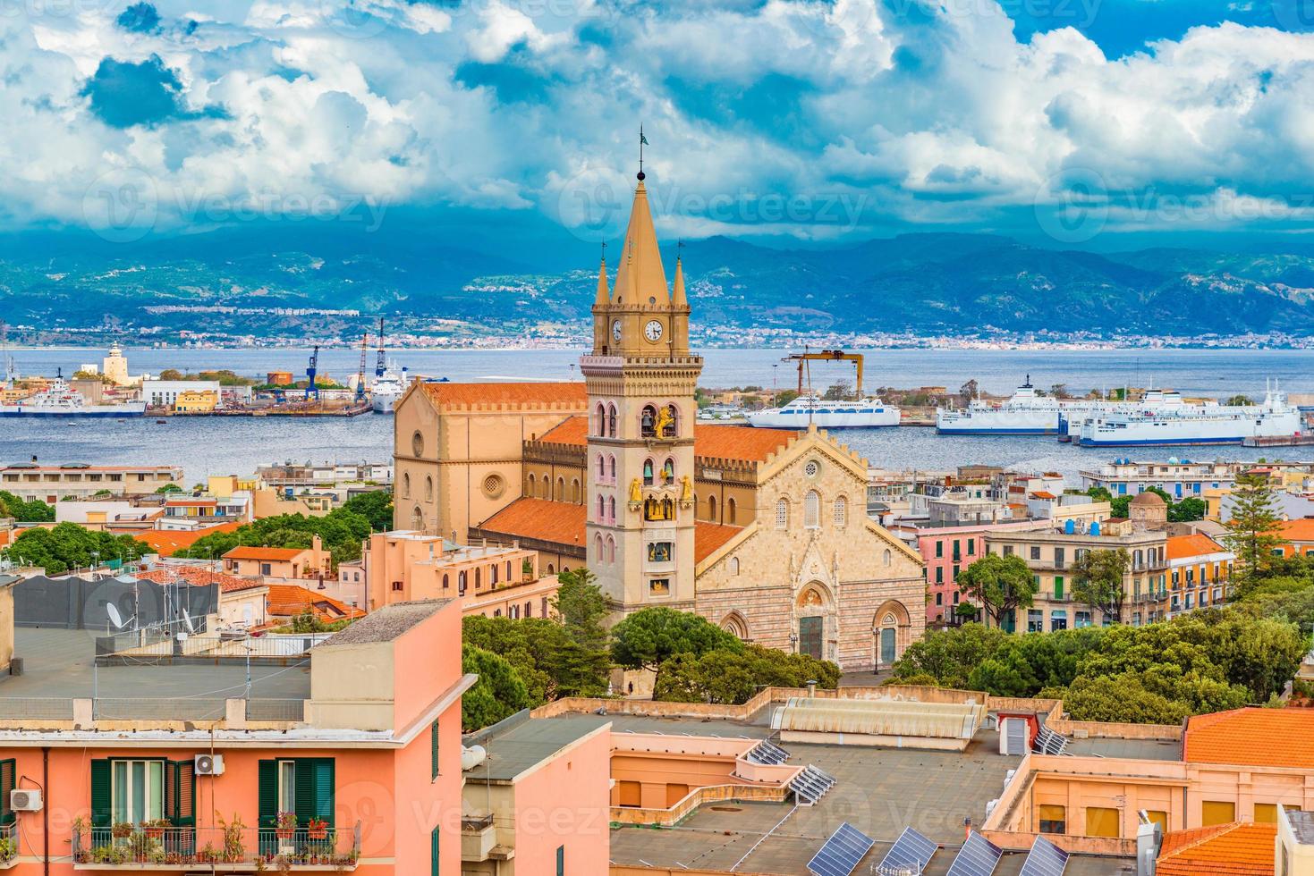 Paisaje urbano de Messina, Sicilia, Italia foto