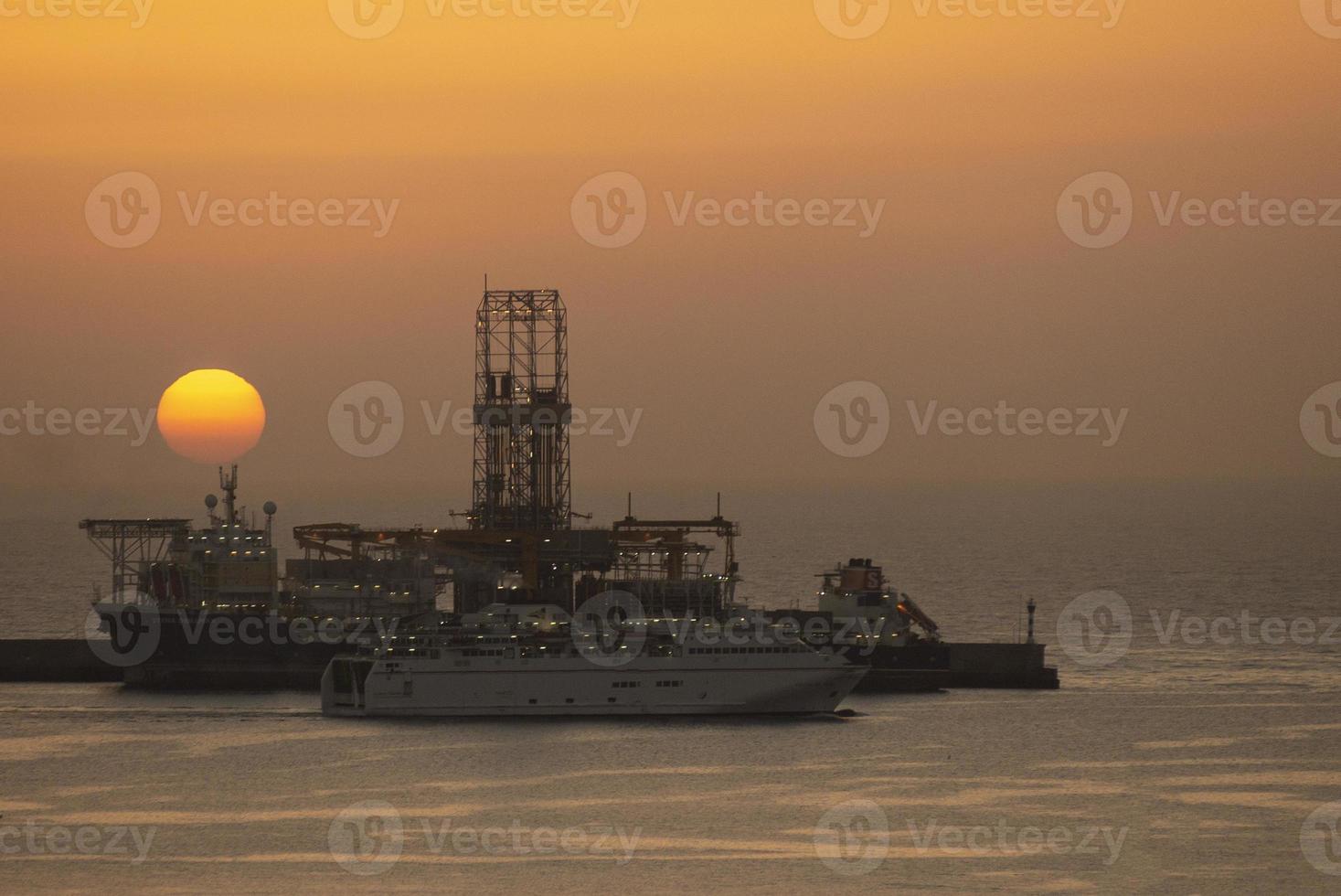 barcos al amanecer en el puerto de las palmas foto