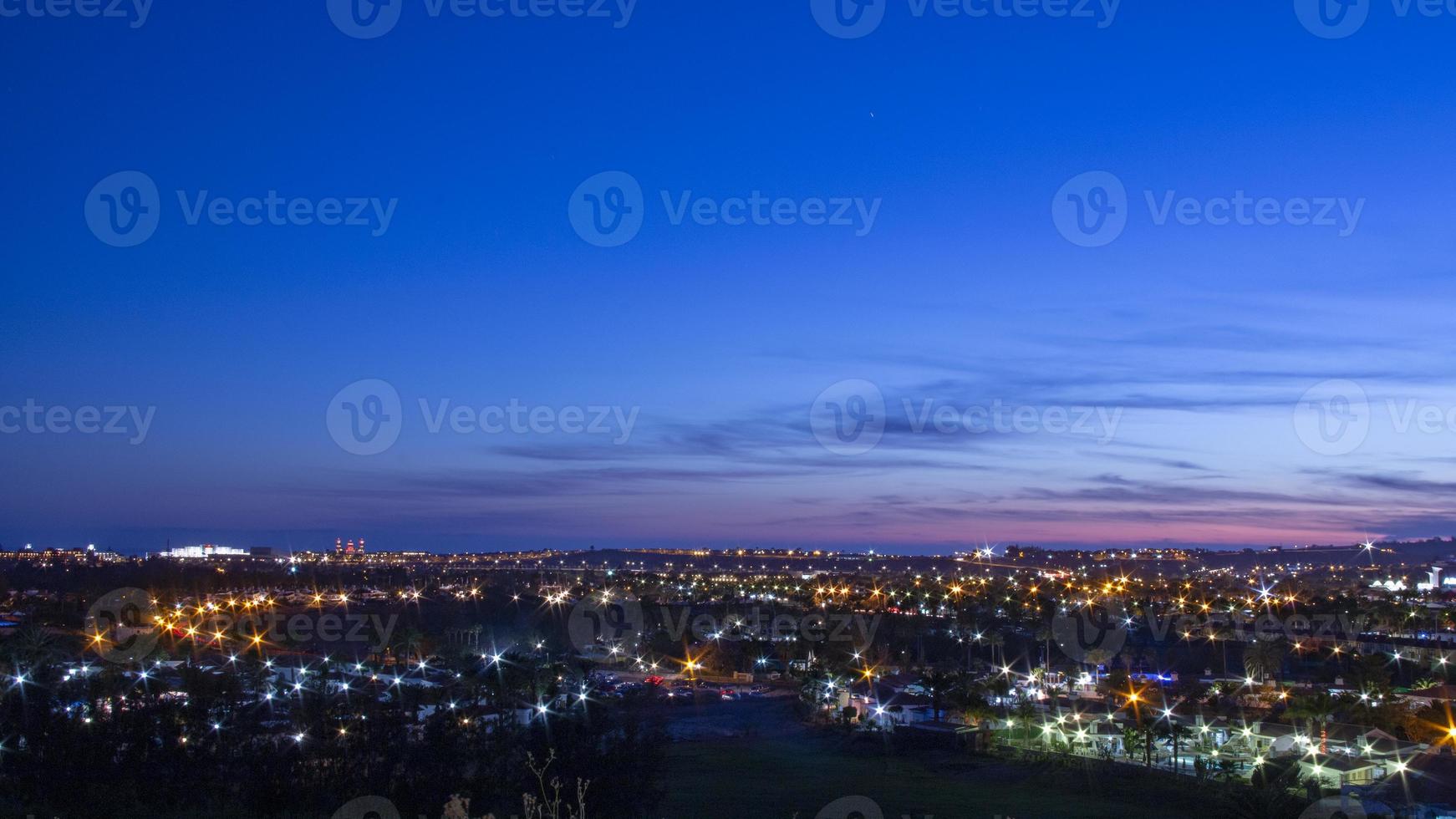 vista nocturna del campo internacional en maspalomas foto