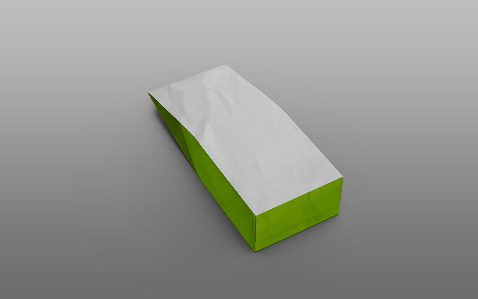 Bolsa de embalaje de papel de té o café con verde en el lado aislado sobre fondo blanco. Representación 3D. foto