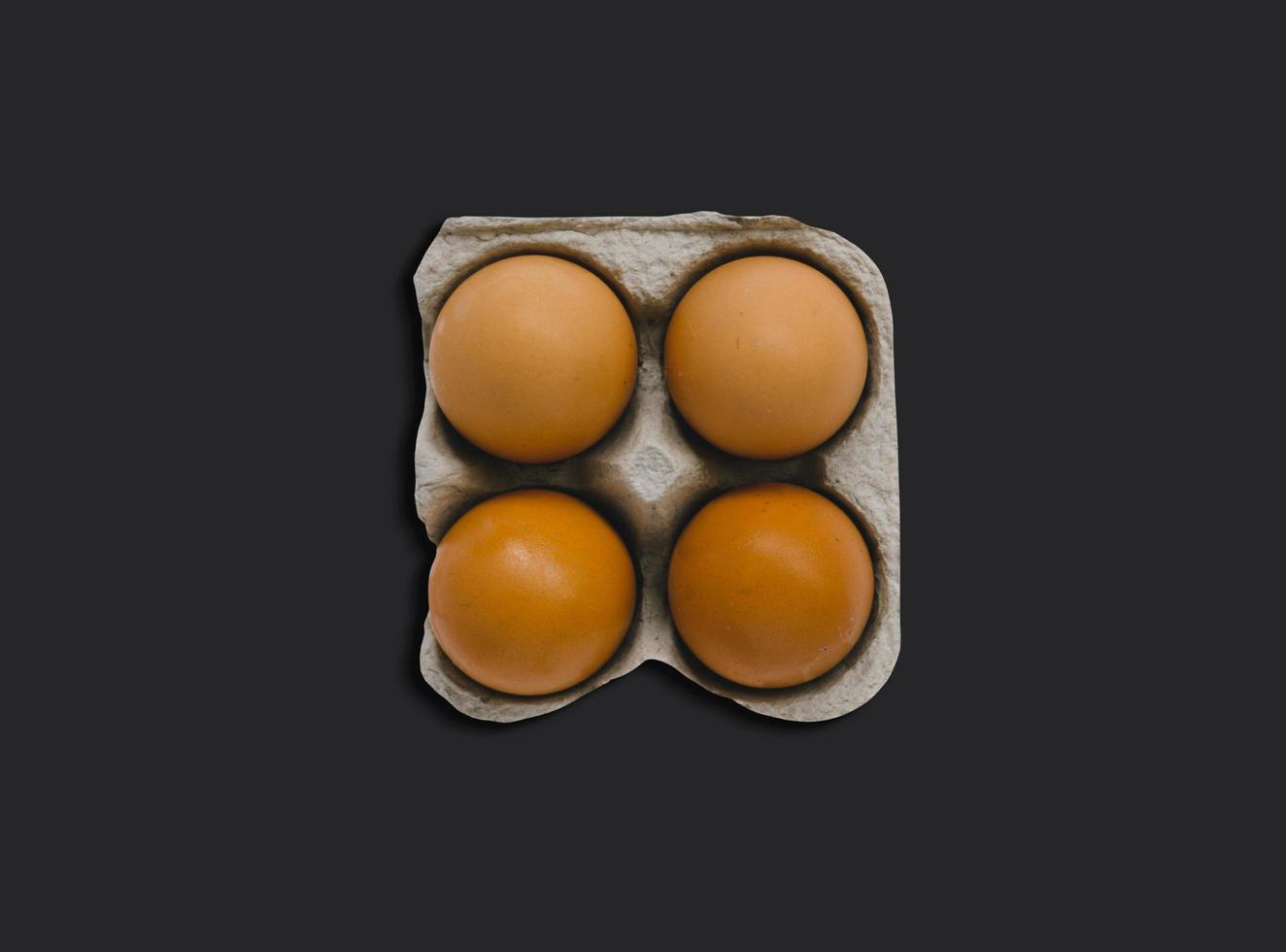 Vista superior de un huevo aislado sobre fondo oscuro. apto para su elemento de diseño. foto