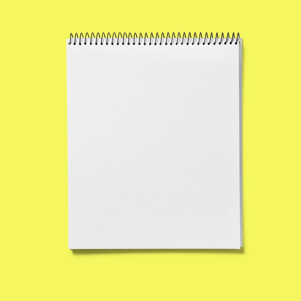 vista superior del cuaderno de bocetos aislado sobre fondo amarillo. adecuado para su proyecto de diseño. foto