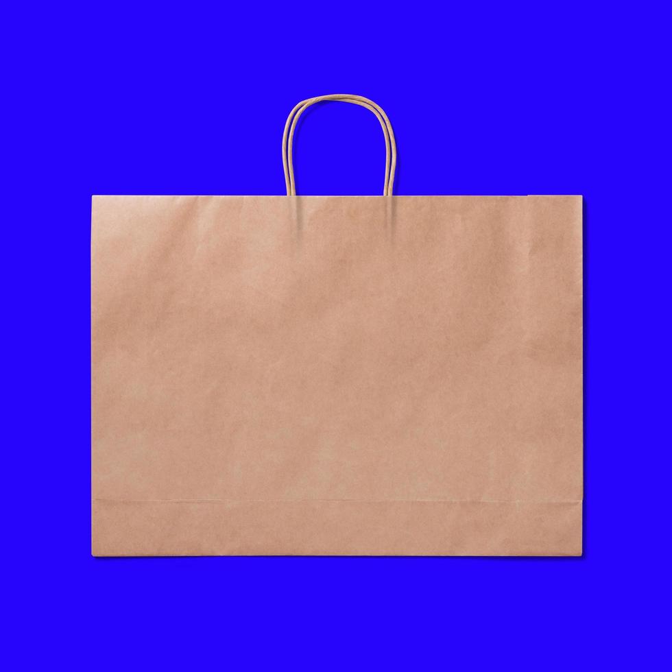 Bolsa de compras de papel reciclado de lujo aislada sobre fondo azul. foto