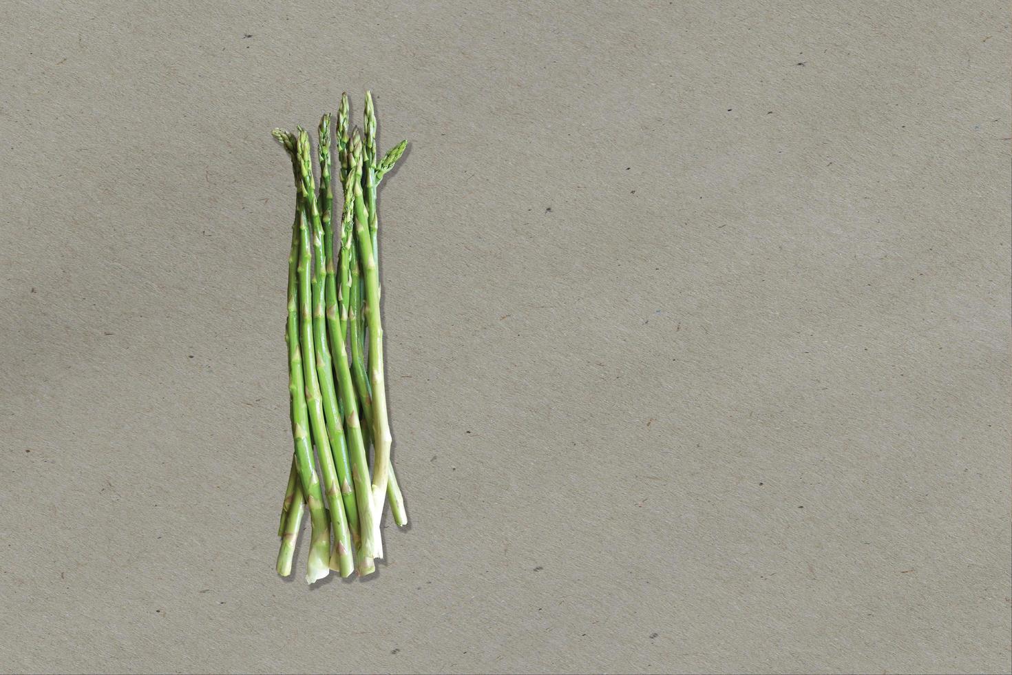 vista de cerca espárragos verdes frescos. aislado sobre fondo blanco. adecuado para su proyecto de diseño de alimentos. foto