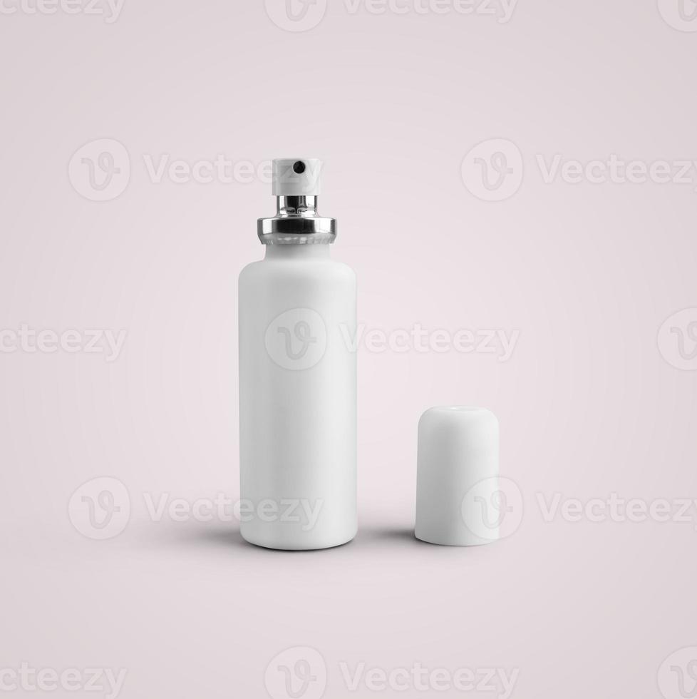 Representación 3D botella de spray de plástico cosmético blanco en blanco aislado sobre fondo gris. apto para el diseño de su maqueta. foto