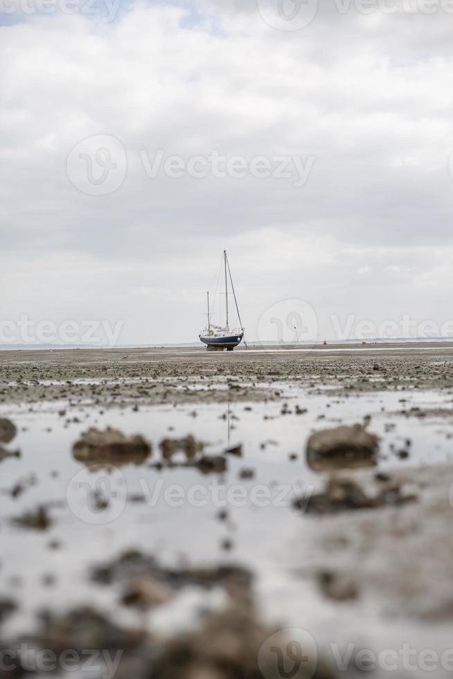 Barcos de pescadores atrapados en la playa en período de marea baja. foto