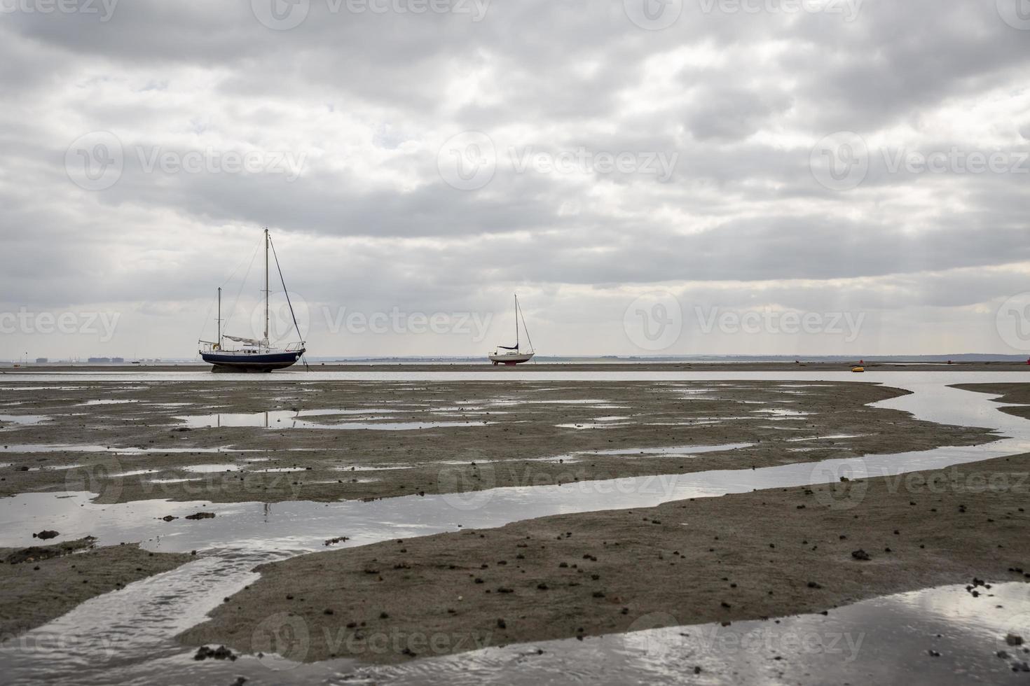 Barcos de pescadores atrapados en la playa en período de marea baja. foto