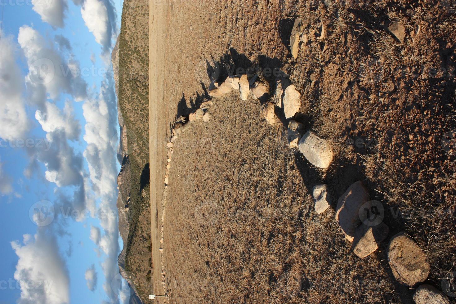 Vista de la montaña del bosque nacional de gila con una perspectiva curvilínea única en primer plano foto