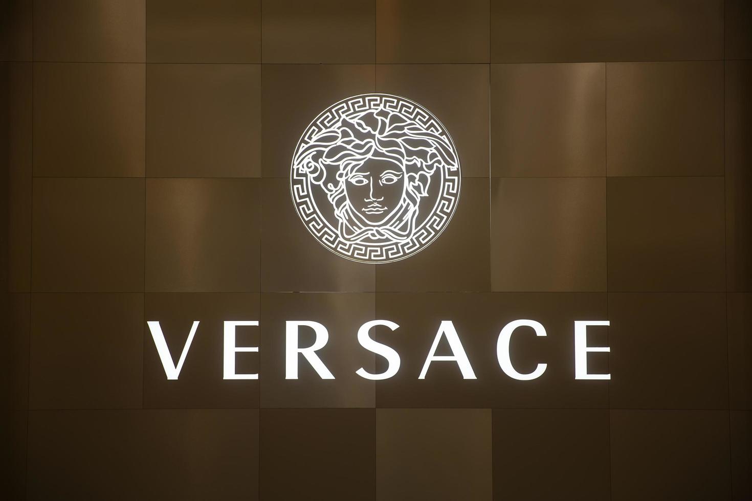 doha, qatar, 21 de enero de 2019 - detalle de la tienda versace en doha, qatar. es una empresa de moda italiana fundada por gianni versace en 1978. foto