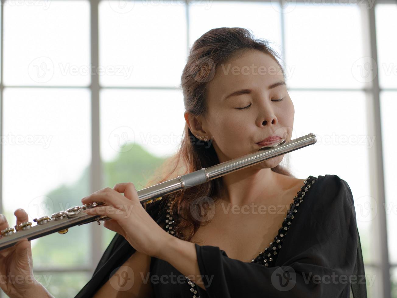 retrato, de, músico, tocar la flauta, en, concierto foto