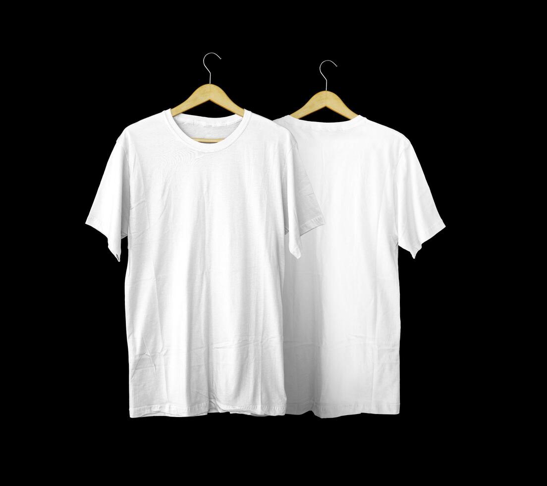 camisetas blancas de manga corta para maquetas. camiseta lisa con fondo negro para vista previa del diseño. camiseta con vista trasera y frontal en percha para exhibir. foto