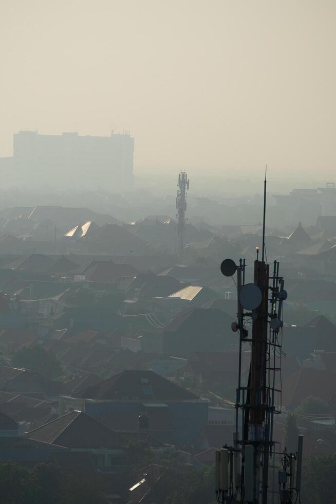 distrito de negocios central de surabaya con edificios altos foto