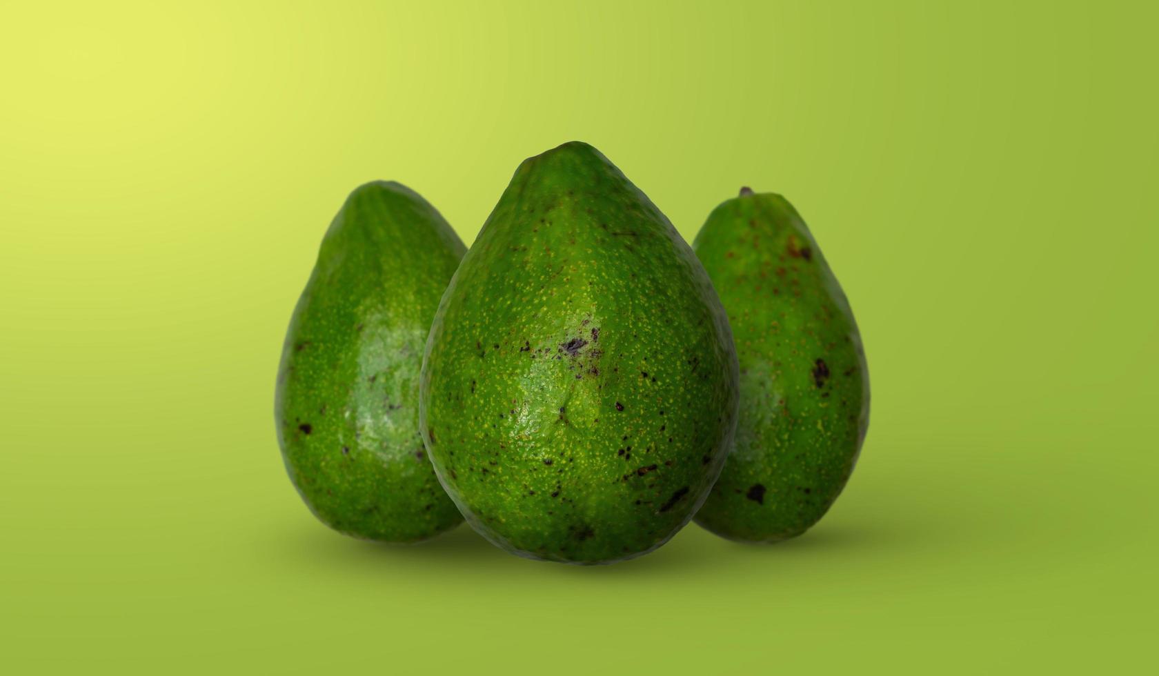 composición de aguacate para el diseño de fondo. una fotografía de objeto de una fruta tropical verde. foto