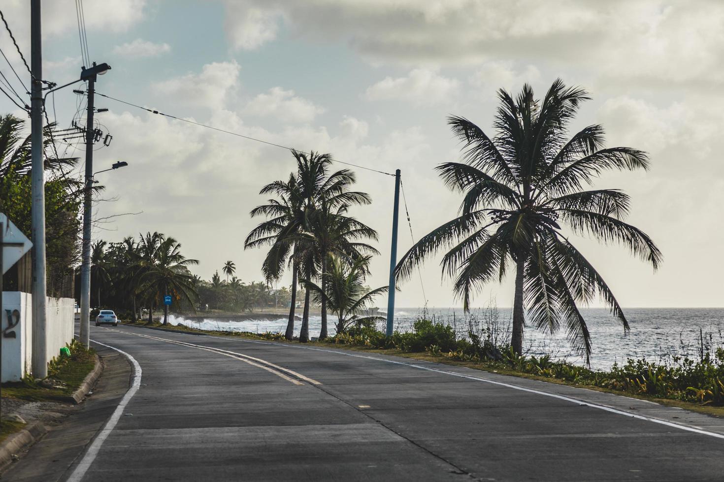 en san andrés hay una carretera que da la vuelta a toda la isla. todo tipo de vehículos utilizan esta ruta foto