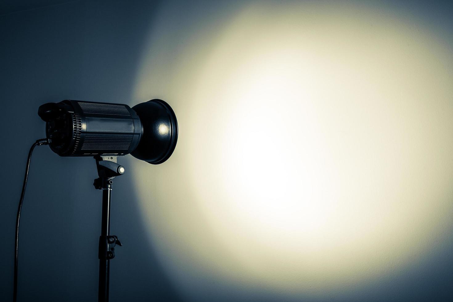 forma blanca y brillante creada con destellos de luz de estudio foto