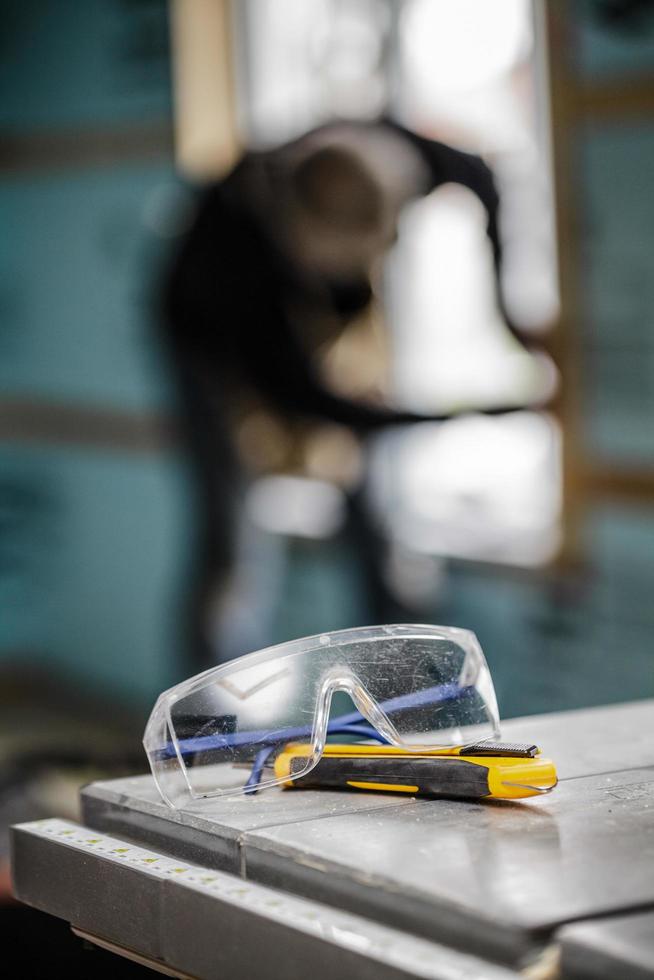 gafas protectoras y navaja foto