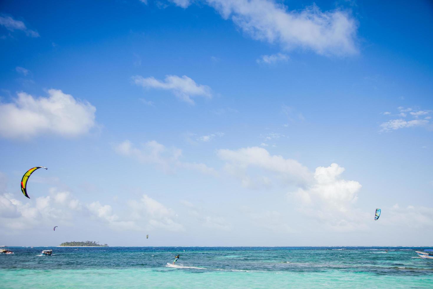 Vista desde una playa de la isla de San Andrés, Colombia foto