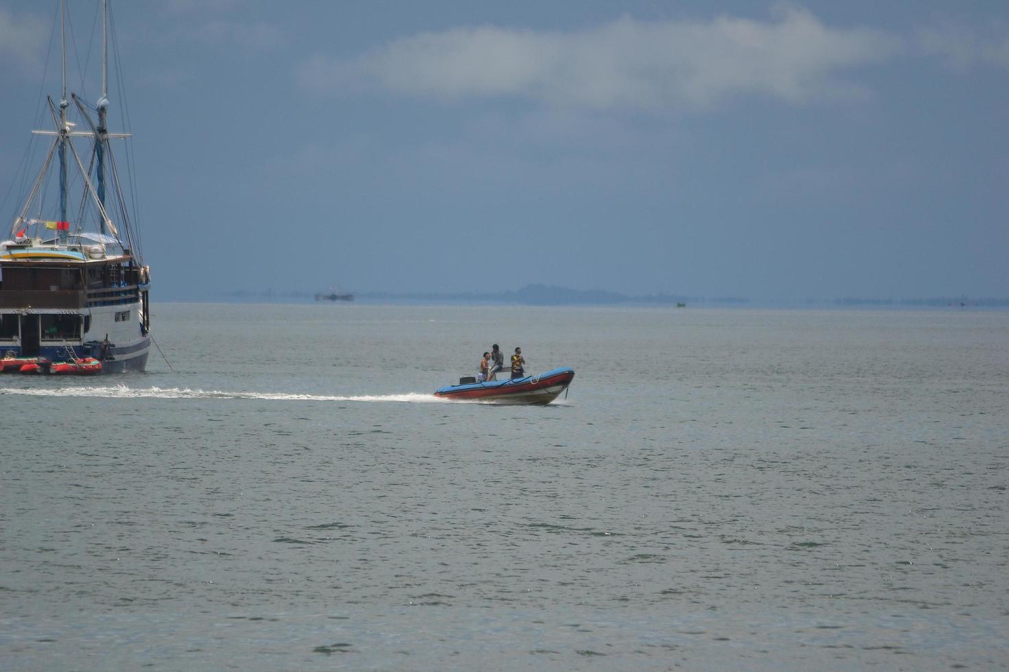 sorong, papua occidental, indonesia, 2021. aldeano cruzando el mar con barco de madera. foto