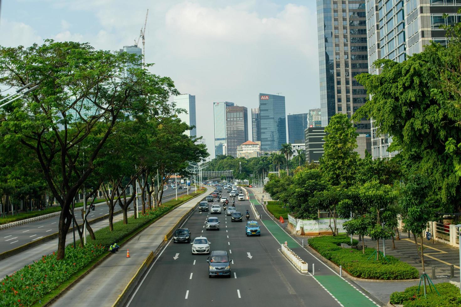 Yakarta, Indonesia, mayo de 2021, el tráfico de Yakarta a lo largo de la calle Jendral Sudirman en la tarde del día laborable foto