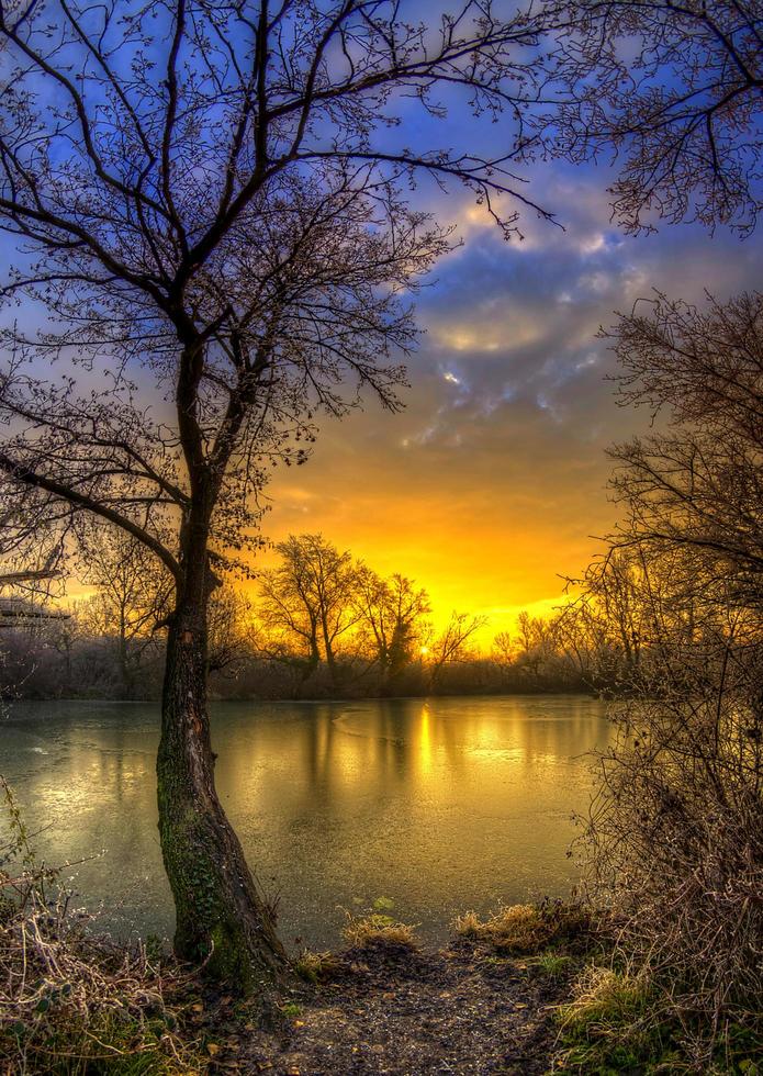 amanecer en el lago congelado foto