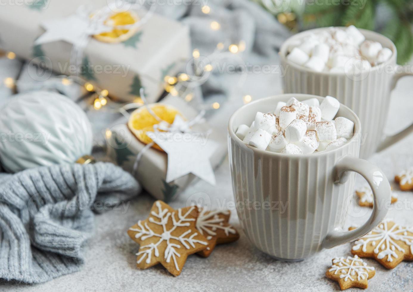 chocolate caliente con malvaviscos, bebida navideña cálida y acogedora foto