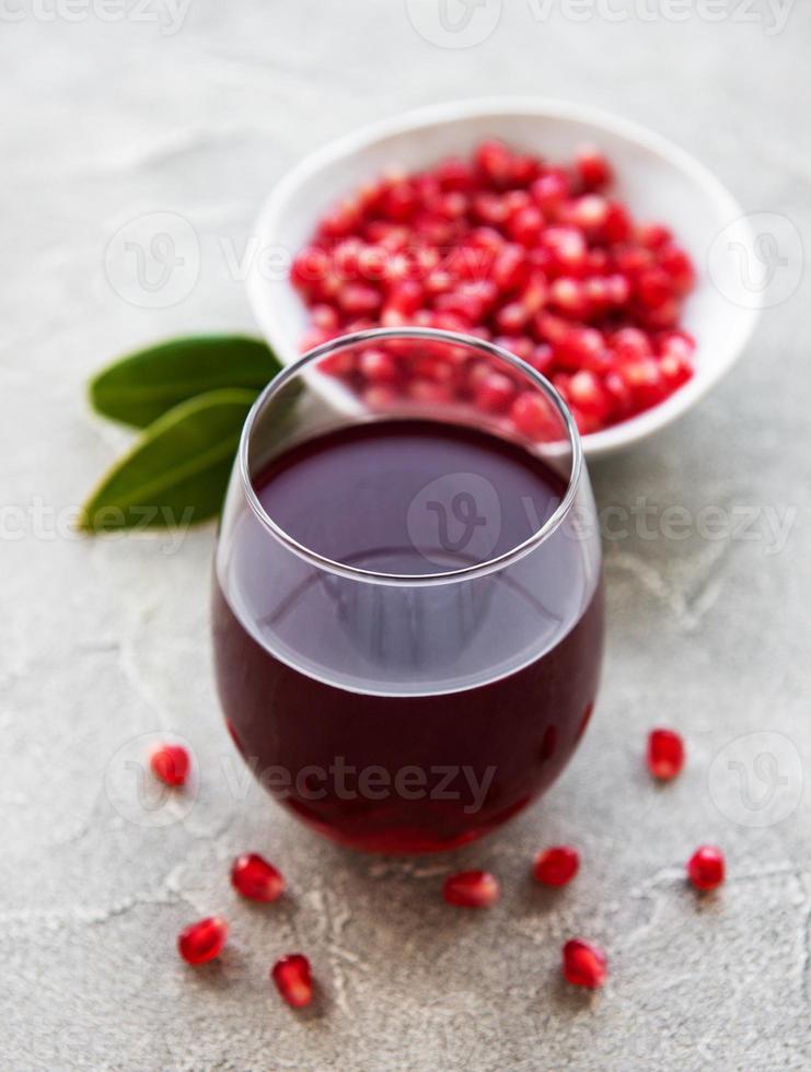 jugo de granada con frutas frescas de granada foto