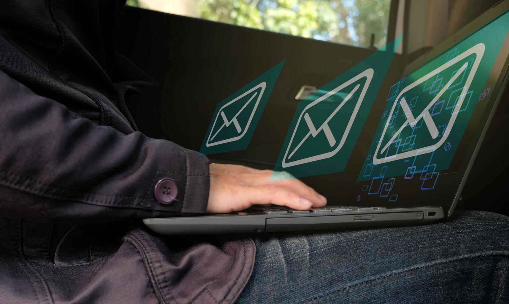 hombre que usa una computadora portátil en línea, sentado en la mesa de la oficina, mirando la pantalla de la computadora, hombre enfocado usando la banca por Internet, enviando correo electrónico y buscando información foto